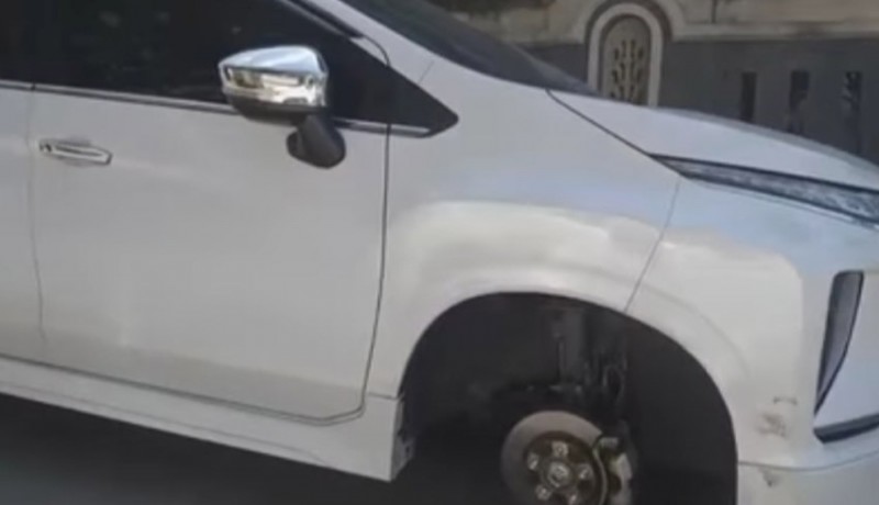 www.nusabali.com-viral-video-mobil-parkir-di-pinggir-jalan-velg-dan-bannya-raib