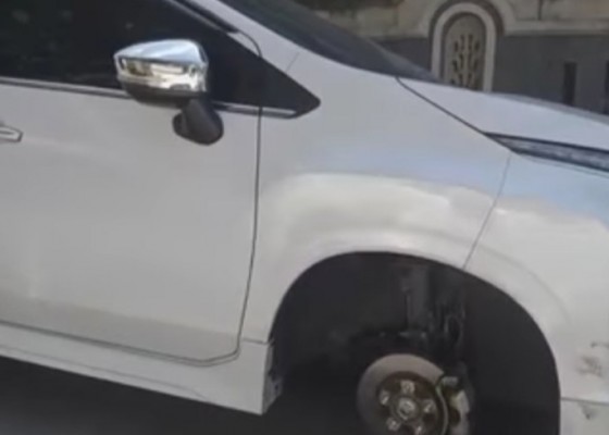 Nusabali.com - viral-video-mobil-parkir-di-pinggir-jalan-velg-dan-bannya-raib
