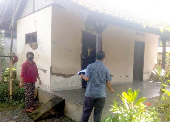 Nusabali.com - hilangkan-catatan-kumuh-kecamatan-marga-dibantu-rehab-rumah