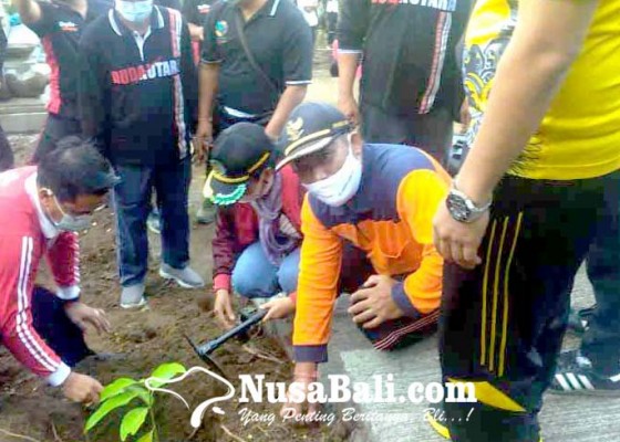 Nusabali.com - rayakan-bulan-bung-karno-camat-dan-perbekel-tanam-pohon