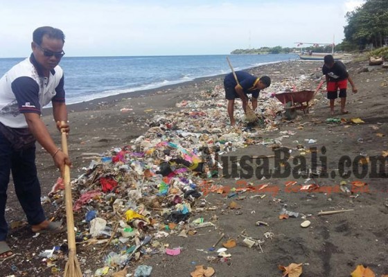 Nusabali.com - pantai-penimbangan-dikepung-sampah-kiriman