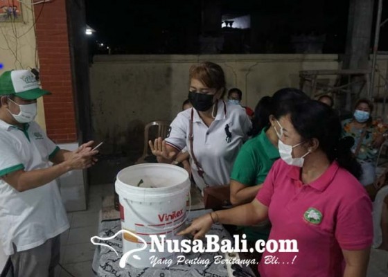 Nusabali.com - komunitas-eco-enzym-nusantara-ajari-cara-bikin-eco-enzym-kepada-ibu-ibu-pkk-kelurahan-panjer