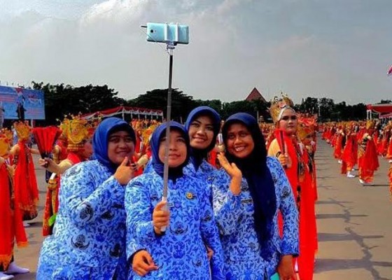 Nusabali.com - penampilan-gandrung-sewu-jadi-ajang-selfie-hut-korpri-di-surabaya