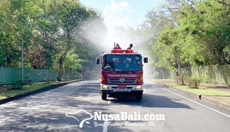 www.nusabali.com-petugas-semprotkan-disinfektan-di-kuta-selatan