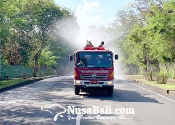 Nusabali.com - petugas-semprotkan-disinfektan-di-kuta-selatan