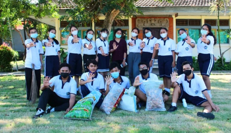 www.nusabali.com-anggota-cis-creative-innovative-smanela-student-company-melaksanakan-kegiatan-kebersihan-di-sman-5-denpasar