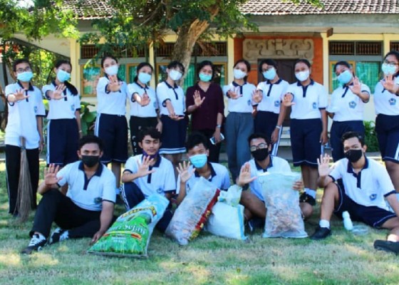 Nusabali.com - anggota-cis-creative-innovative-smanela-student-company-melaksanakan-kegiatan-kebersihan-di-sman-5-denpasar