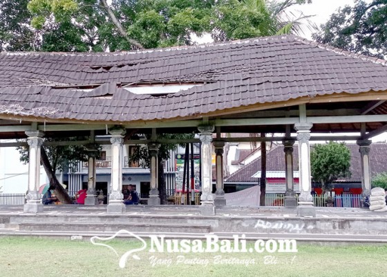 Nusabali.com - atap-tribun-di-lapangan-dangin-carik-tunggu-roboh