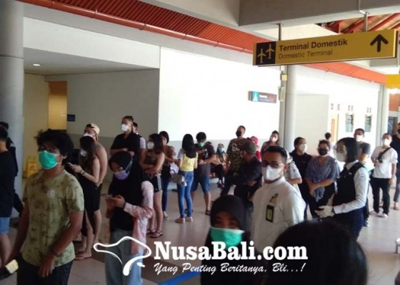 Nusabali.com - hari-pertama-wajib-pcr-dan-sertifikat-vaksin-calon-penumpang-bandara-ngurah-rai-kelabakan