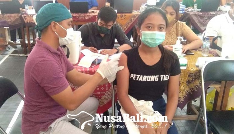 www.nusabali.com-tuntas-sehari-vaksinasi-covid-19-untuk-siswa-sma-negeri-3-denpasar