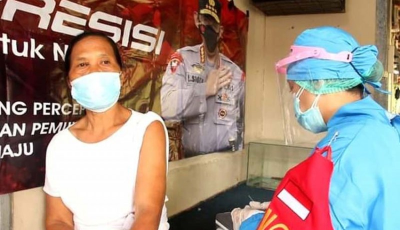 www.nusabali.com-polres-garap-vaksinasi-jemput-bola-dan-bagi-bagi-bantuan-sembako