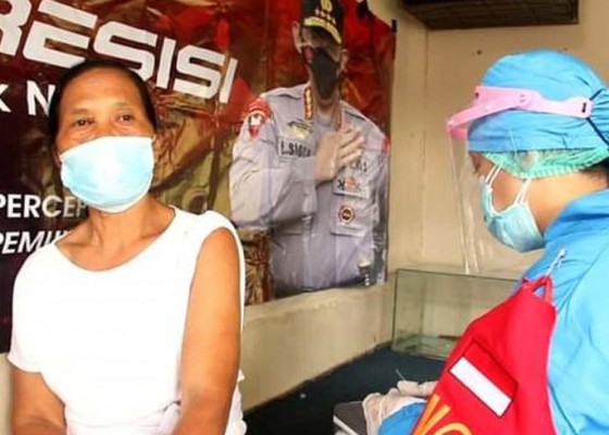 Nusabali.com - polres-garap-vaksinasi-jemput-bola-dan-bagi-bagi-bantuan-sembako