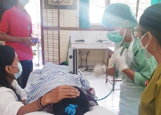 Nusabali.com - seorang-siswi-pingsan-setelah-disuntik-vaksin