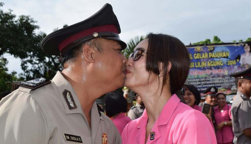 www.nusabali.com-penyematan-pangkat-diwarnai-ciuman