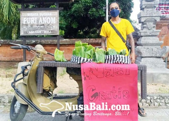 Nusabali.com - gandeng-bule-jerman-mantan-sopir-wisata-bagi-bagi-nasi-jinggo