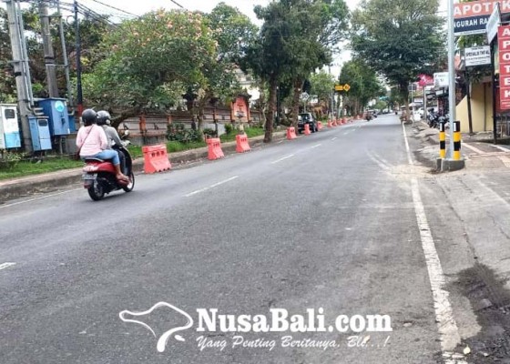 Nusabali.com - dinas-perhubungan-pasang-penghalang-kendaraan-parkir