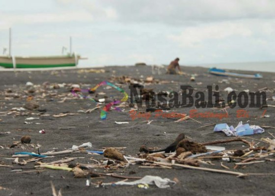 Nusabali.com - pantai-tegal-besar-dikepung-sampah
