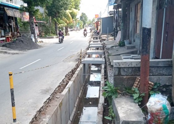 Nusabali.com - rawan-kecelakaan-warga-harap-proyek-drainase-jalan-pantai-purnama-cepat-tuntas