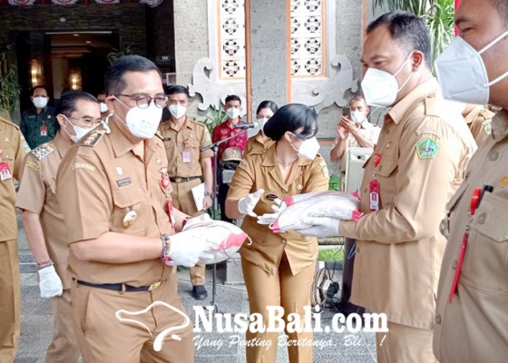 Nusabali.com - masyarakat-tabanan-dapat-bantuan-beras-5-ton-dari-pemprov-bali