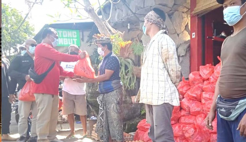 www.nusabali.com-relawan-pank-pada-payu-bagikan-200-paket-sembako