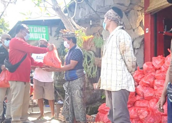 Nusabali.com - relawan-pank-pada-payu-bagikan-200-paket-sembako