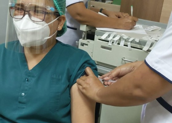 Nusabali.com - rsup-sanglah-targetkan-4087-nakes-terima-vaksin-ketiga