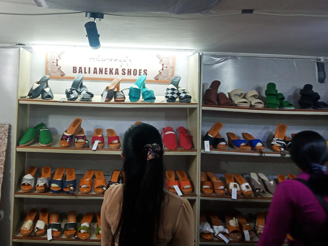 Koleksi Tas Sepatu Sandal Bali Aneka Shoes - Senggol Bali